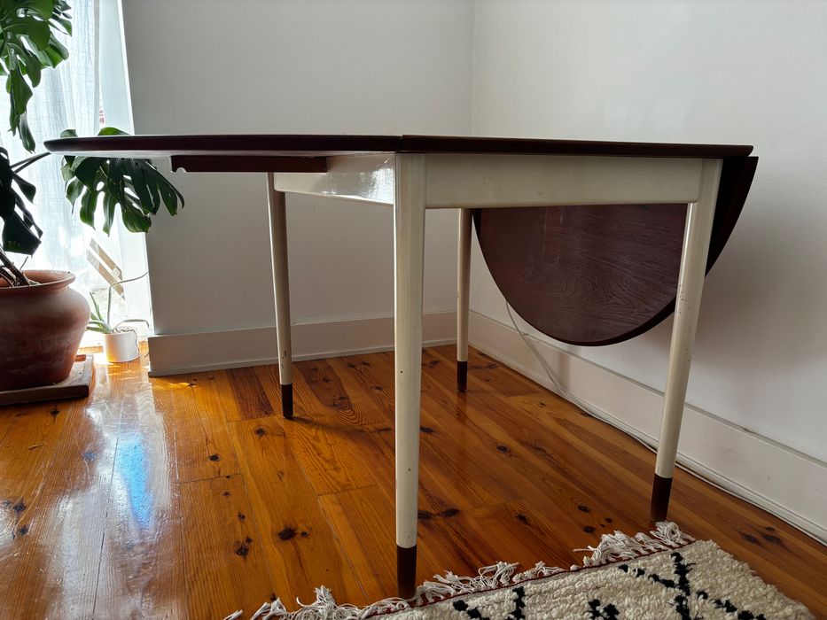 Mesa de jantar extensível vintage em teca – anos 60. Vintage Scandinavian Teak Extending Dining Table – 1960s