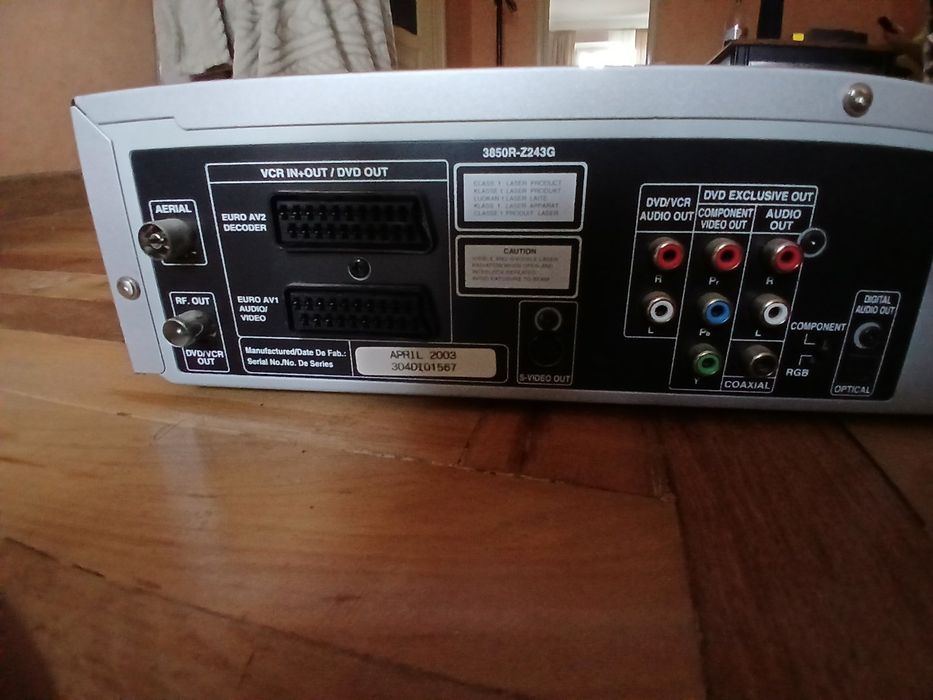 Це DVD/VHS комбо-плеєр LG.