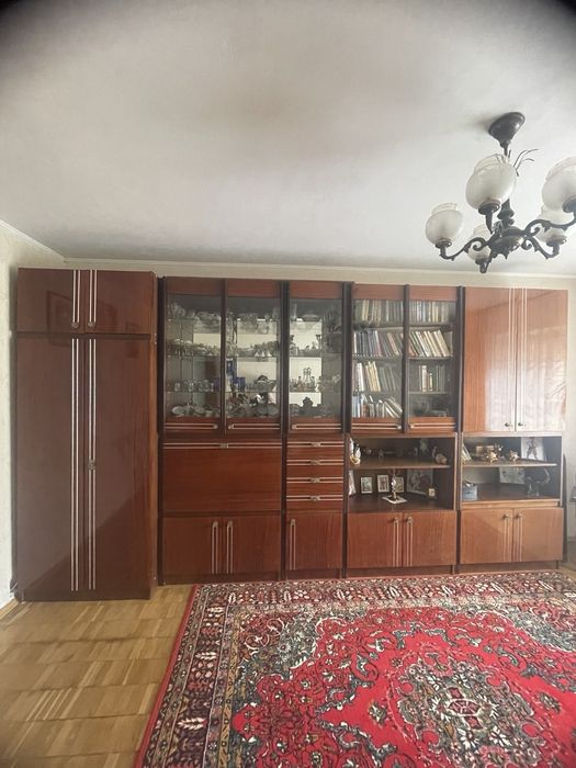 Стінка у кімнату