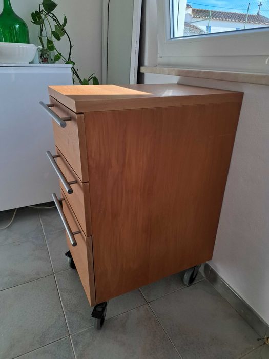 Cómoda/carrinho de apoio Ikea