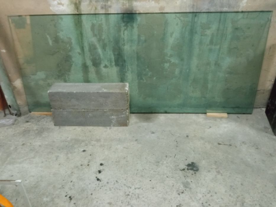 Mesa exterior vidro com três pés em betão medidas nas imagens.