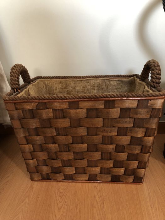 Cesto para lenha em verga novo e aspirador de cinzas como novo