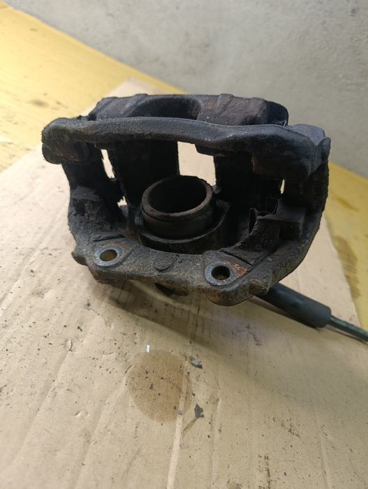 Peugeot 307 1:6 16V 03r- zacisk hamulcowy przedni lewy