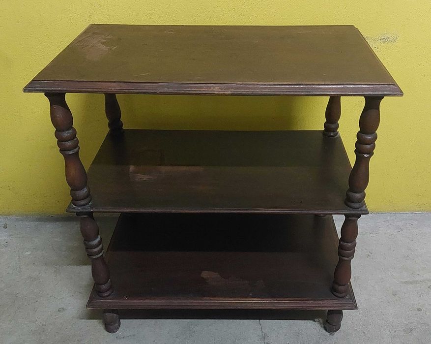 Estante em madeira / mesinha TV