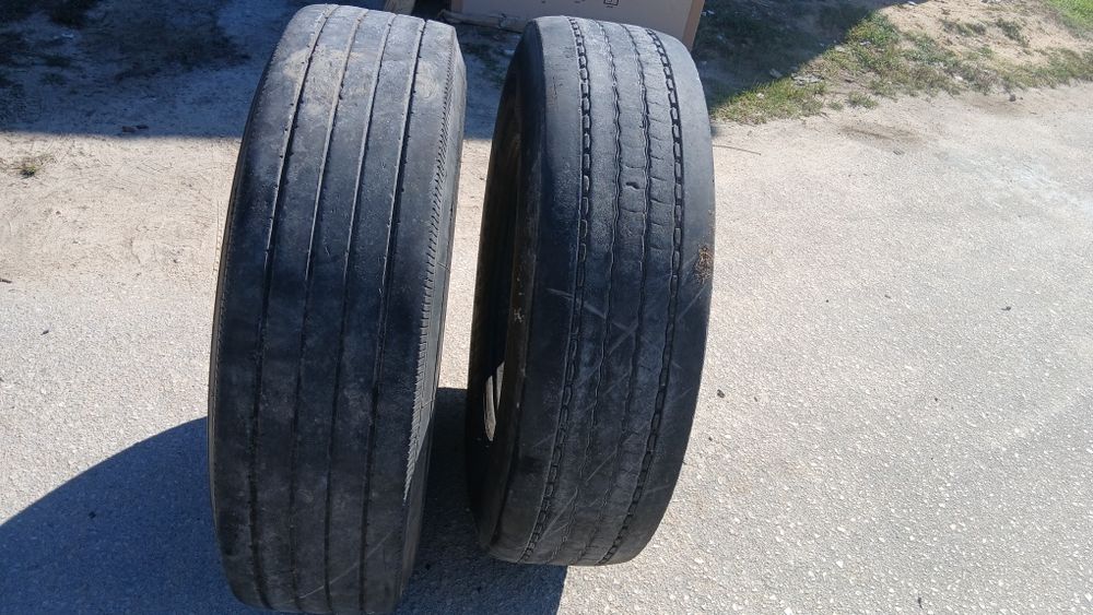 Dois pneus usados direccionais 315/80 R22.5