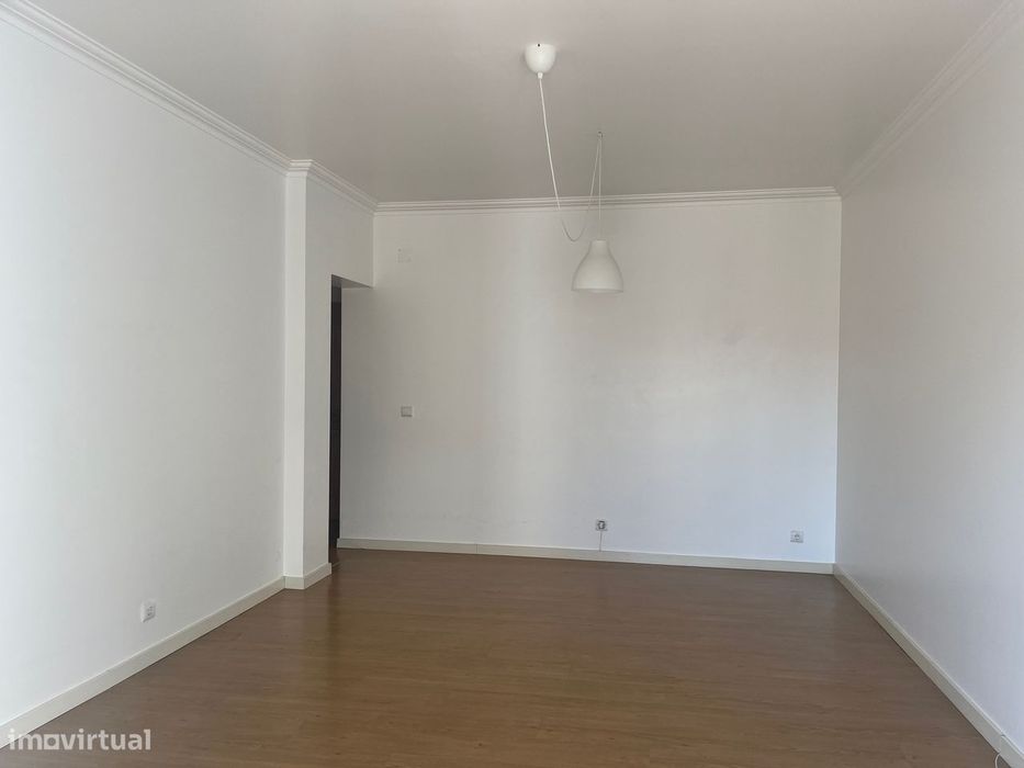 Apartamento T3 | Centro do Bombarral c/ Varanda e 2 Lugares de Garagem