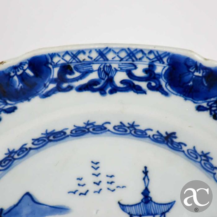 Prato oitavado porcelana China, dec. pagodes, Qianlong, séc. XVIII