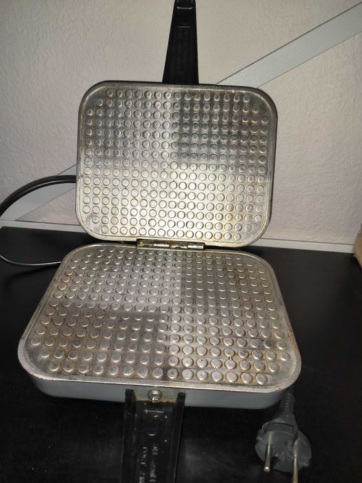 Электровафельница Ласунька( Електровафельниця ЄВ-1220.)