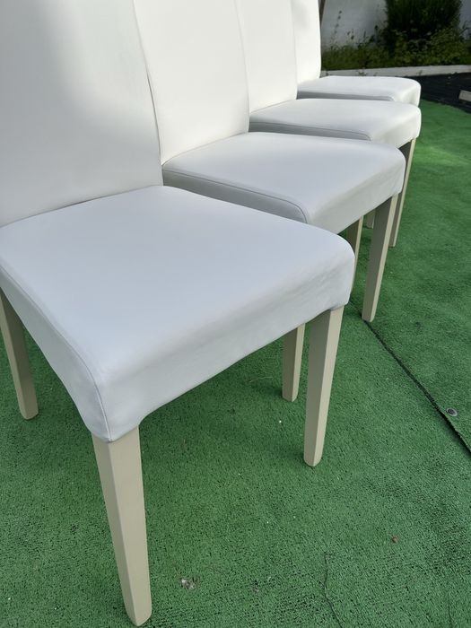 4 cadeiras brancas de sala