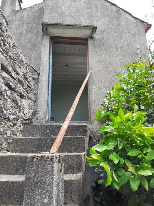 Vende-se Moradia em pedra para remodelação