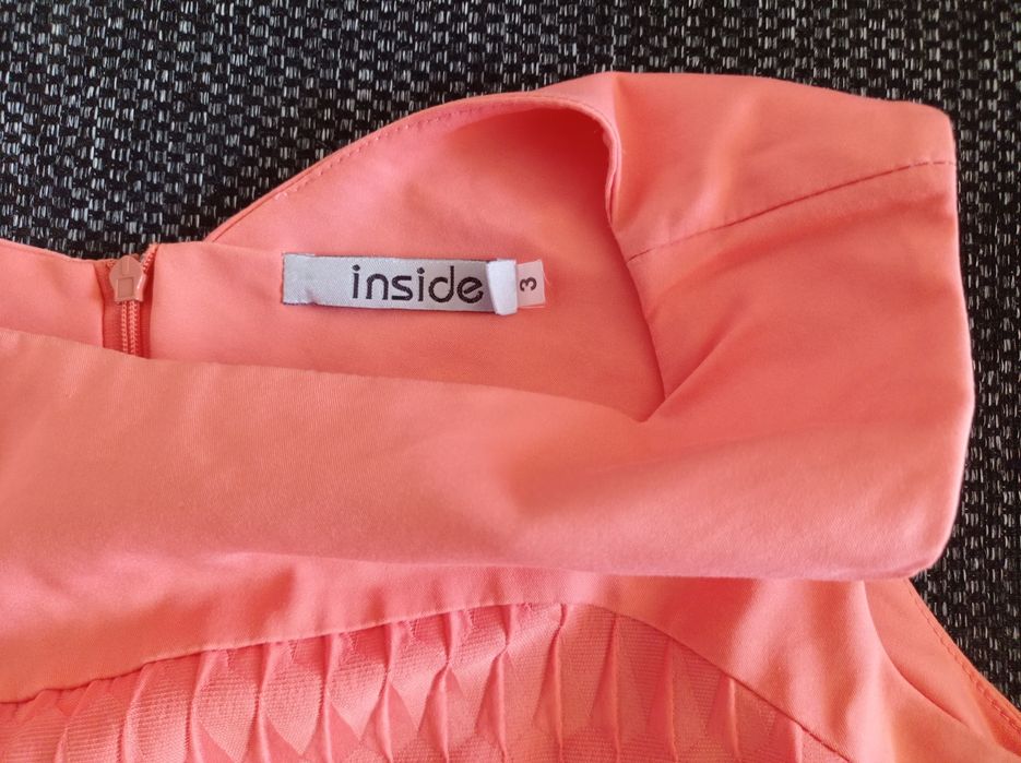 Brzoskwiniowa ołówkowa sukienka w tłoczony wzór