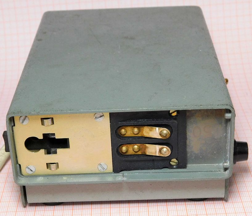 Ładowarka akumulatorów radiotelefonu UŁ 0272 1 RADMOR na części [K1]