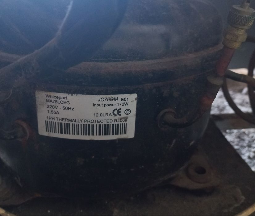 Продам холодильну  вітрину!