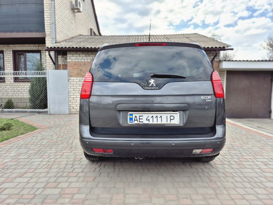 Продам  машину Пежо 5008