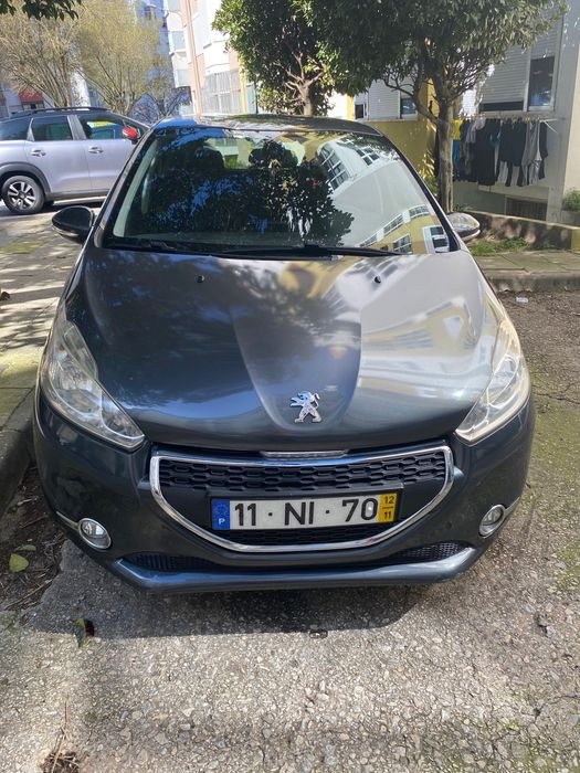 Peugeot 208, ano 2012 em bom estado