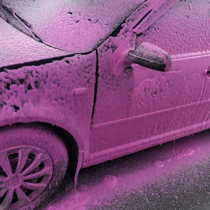 Рожева активна піна для миття авто в домашніх і не домашніх умовах.