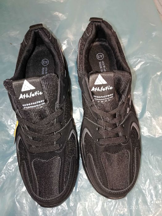 Кросівки чоловічі