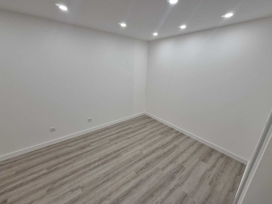 AGUALVA - Garagem/armazém com escritório e WC