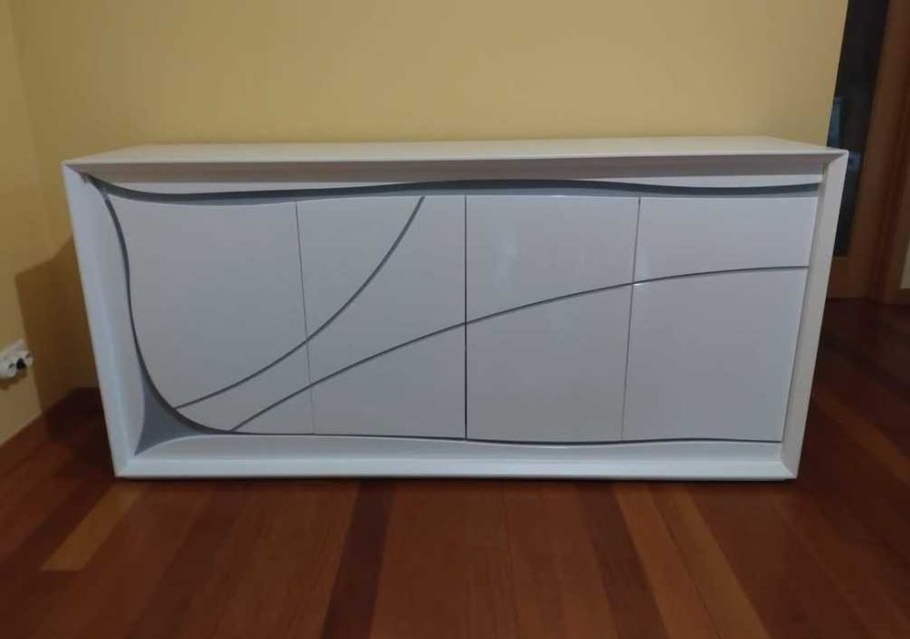 Aparador madeira lacado branco com pormenor cinza