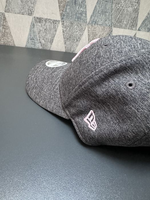 Кепка New Era NY жіноча сіра з рожевим логотипом | Оригінал