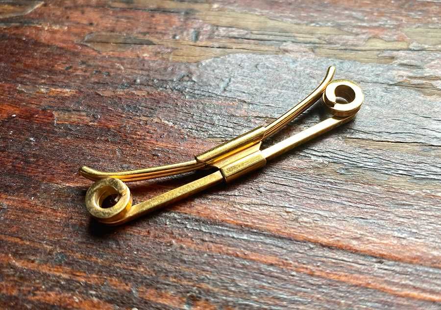 Золотые зажимы для воротника рубашки