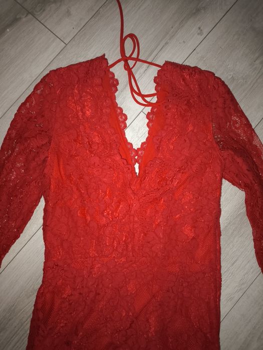 Sukienka koronkowa z dekoltem 36 S święta