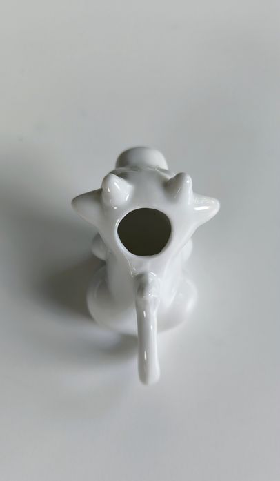 Biały porcelanowy mlecznik w kształcie krówki