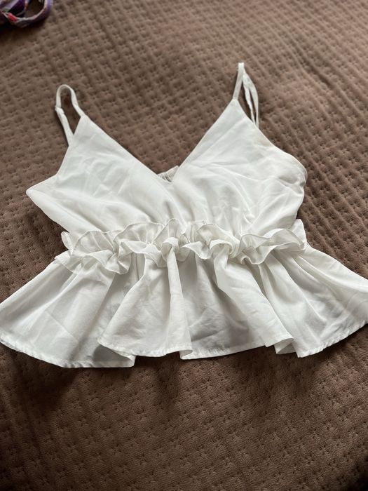 Біоий топ з рюшами від prettylittlething