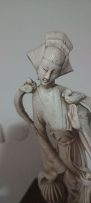 Estatueta de uma mulher japonesa
