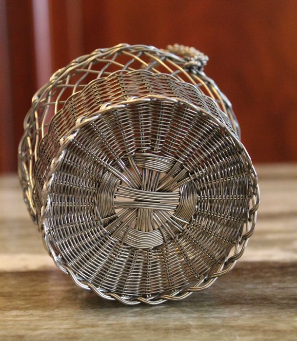 Cesto de arame prateado vintage, anos 60, lindo para decoração.