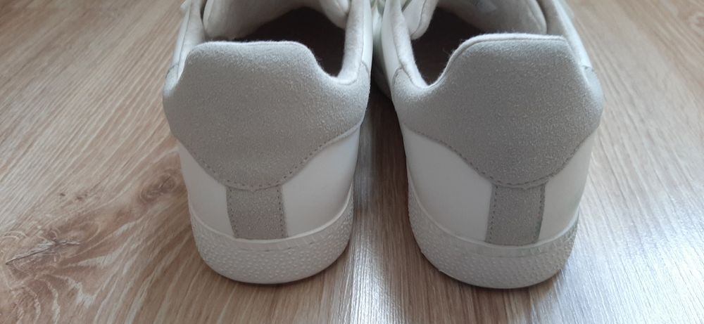 Продам  женские  кроссовки  р.38