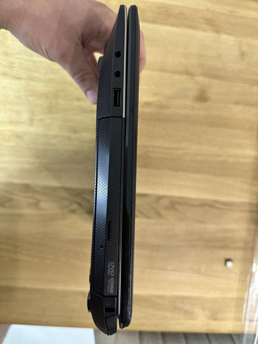 Ноутбук ASUS , 256 SSD, 15.6 дюйма екран, 8gb DDR, 2 gb video.