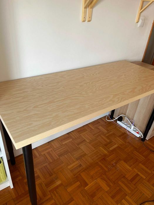 Secretária 60x140cm castanha com pernas ajustáveis em altura
