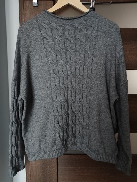 Szary sweter oversize