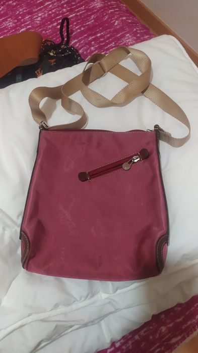 Malas de senhora e uma pasta