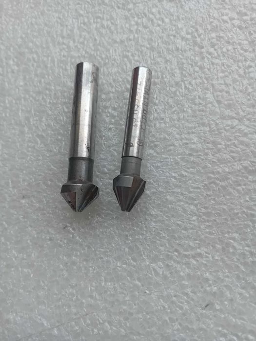 Dois escareadores D12,,5 e D15,5mm. Novos. Boa qualidade