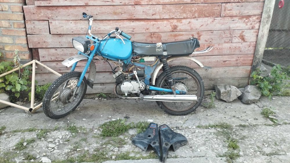 Мопед Карпати люкс з двигуном Карпати спорт . Якщо замінити зчеплення буде заводитися як парфум працюватиме без нарікань та буде хорошим транспортом