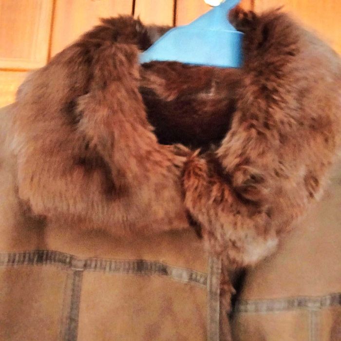 Casaco longo de Shearling marrom com gola e punhos em pele – Modelo feminino – Tamanho L/XL
