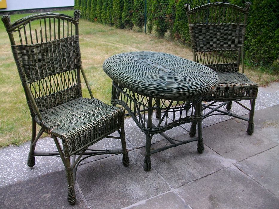 wiklinowy zestaw stolik i 2 krzesła