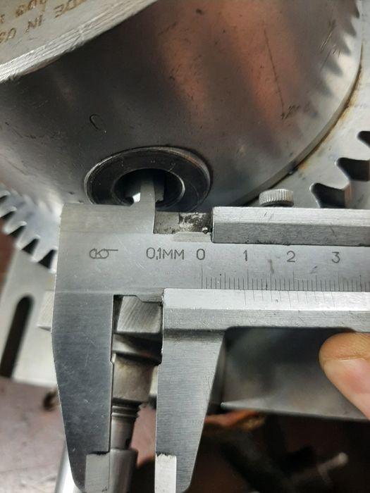 ділильна головка з трикулачковим патроном