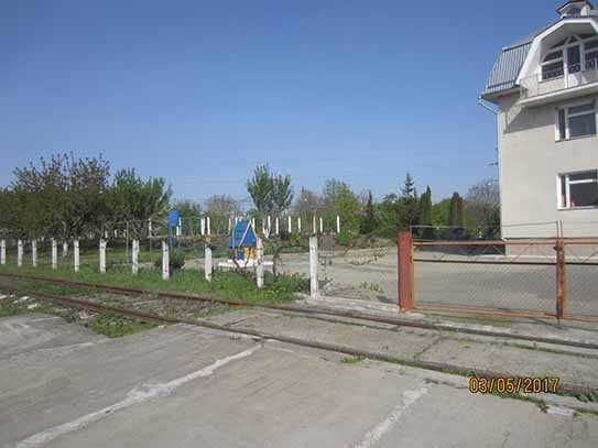 Продам триповерхову будівлю із земельною ділянкою.