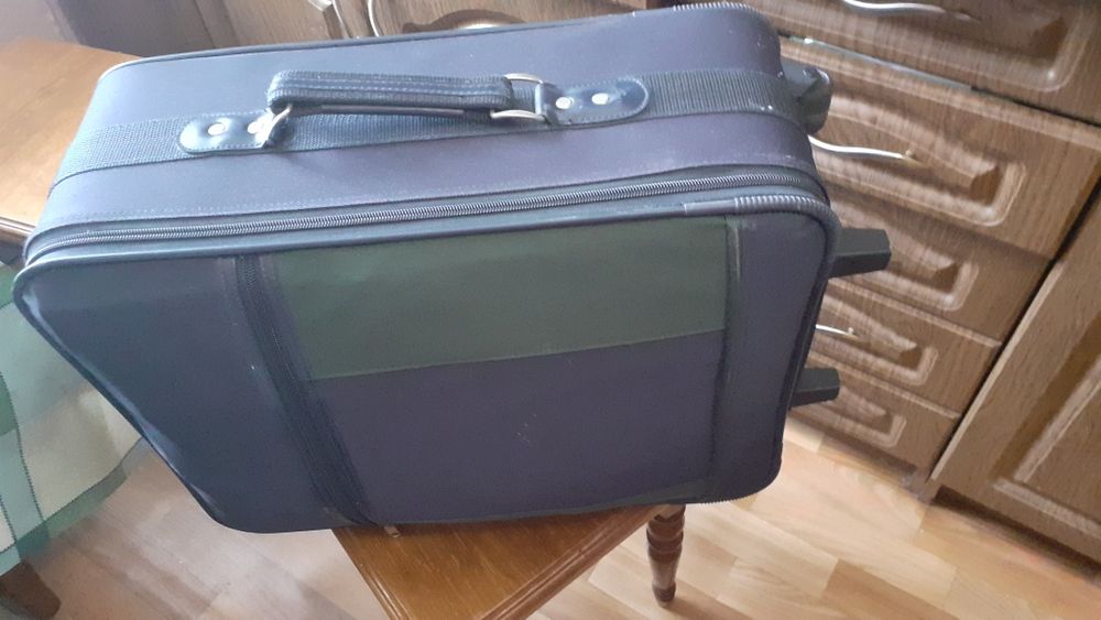 Чемодан на колесиках.