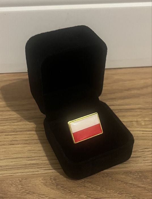 Przypinka pin w pudełku welurowym flaga Polski