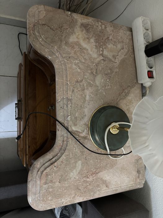 Cómoda e 2 mesinhas de cabeceira em madeira maciça e tampo em pedra mármore