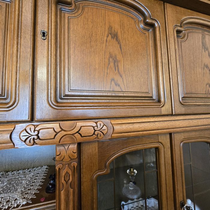 Stary kredens zdobiony - regał