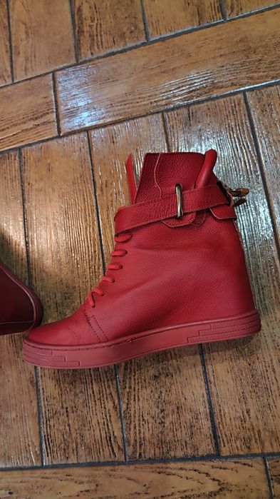 Buty z czerwonej skóry