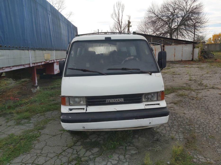Mazda  E2200 Легковий пасажирський