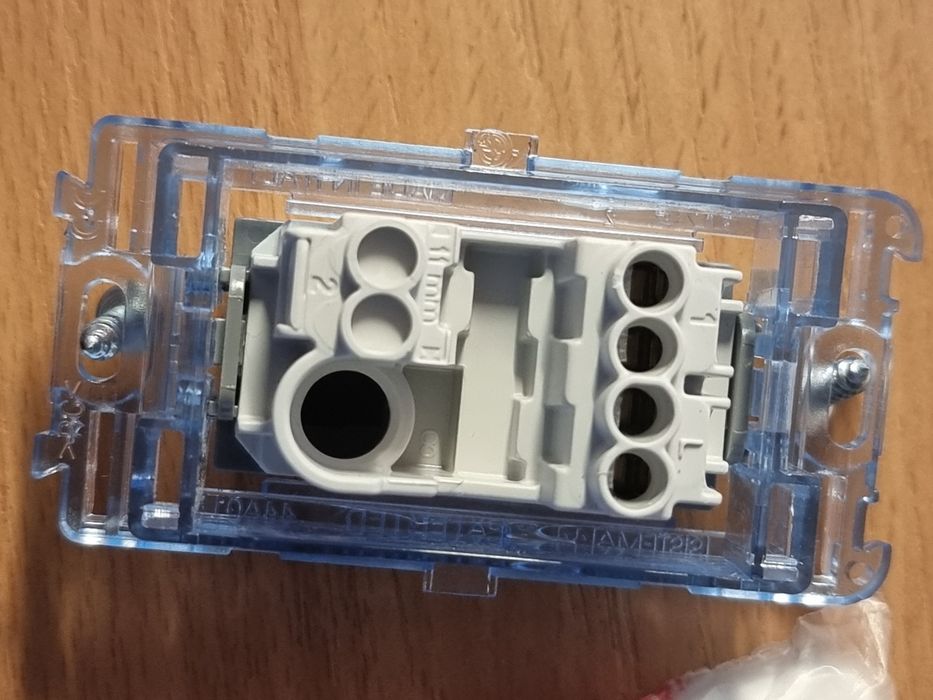 Włącznik jednobiegunowy wąski biały plastikowy 1M AVE