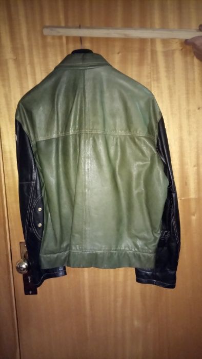 Casaco inteiramente de couro, cor preto e verde.