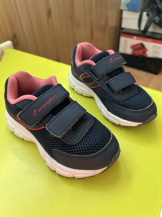 Кросівки для дівчинки у відмінному стані 25р